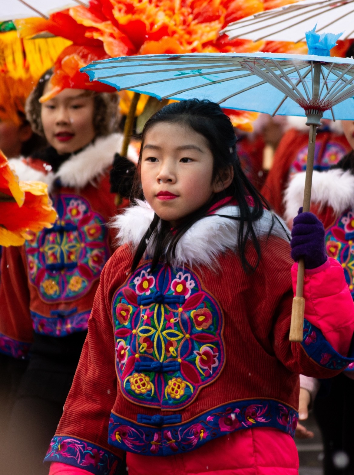 photo d'une jeune fille fille chinoise portant une ombrelle